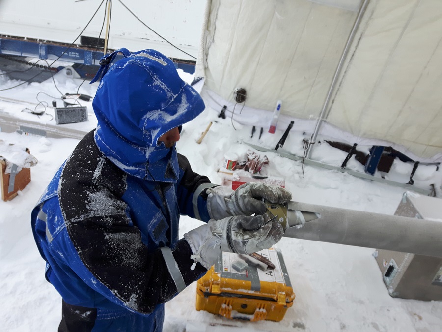 Extracting ice core.