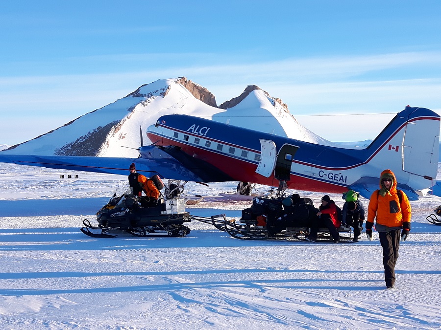 Gear getting unloaded from plane after landing.